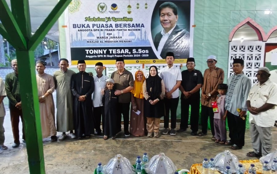 Tonny Tesar Isi Masa Reses dengan Kegiatan Sosial dan Religius di Yapen